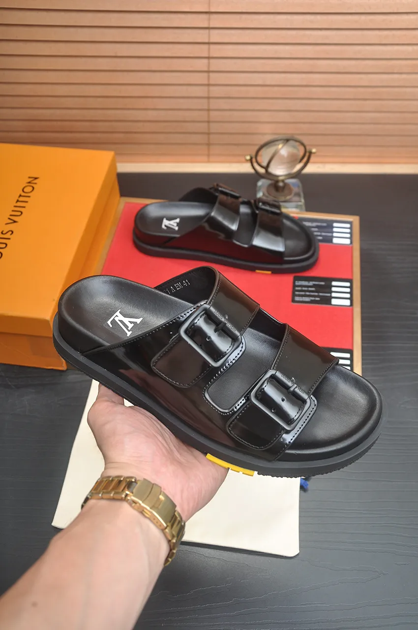 Men's shoes 💰400💶 [Louis Vuitton LV slippers] (high-end cowhide) counter 1:1 fashion style, a must-have for summer! The designer used LV’s iconic outsole. The original simple slippers instantly become fashionable! The upper is made of flexible special cowhide leather straps alternately, and the workmanship is exquisite! A must-have for stylish men in summer, size 38-45 (45 customized)